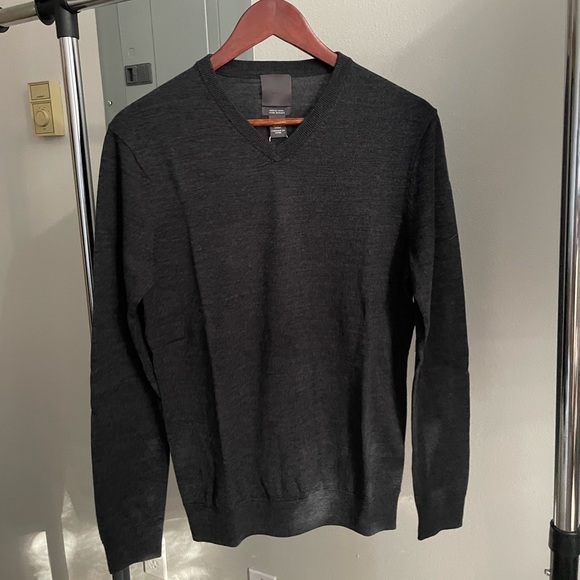 NWT H&M Merino Wool V-Neck Sweater - Picture 1 of 7